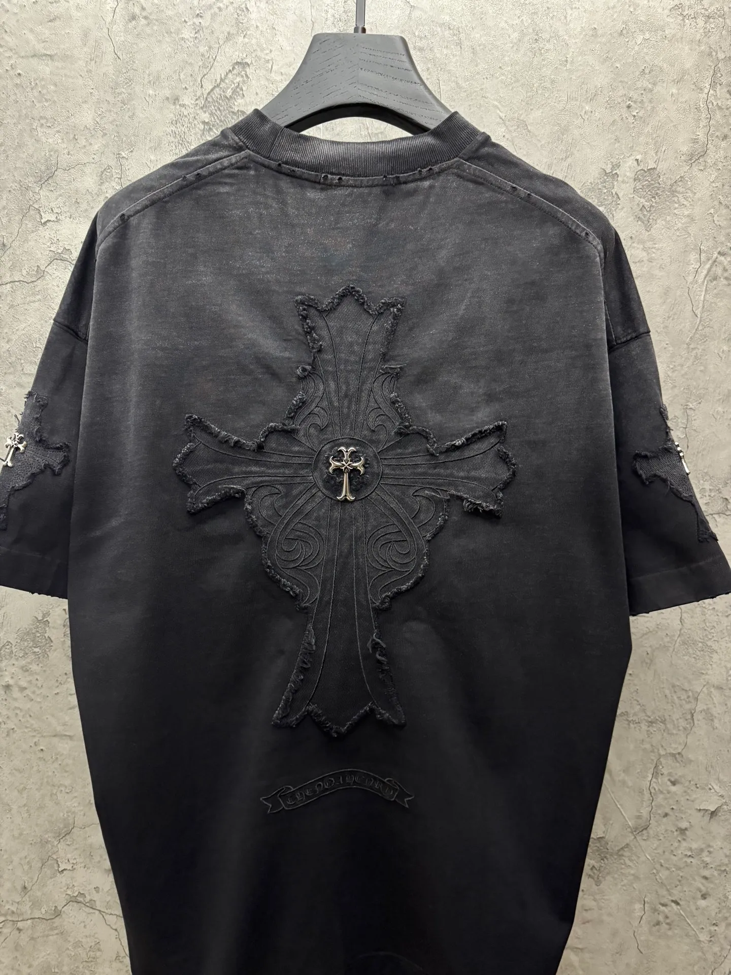 P240 top version, real shot without P, ​​different from market currency) 𝗖𝗵𝗿𝗼𝗺𝗲 𝗛𝗲𝗮𝗿𝘁𝘀/Croxin 2026 spring new original single counter American washed patch embroidered couple short sleeves 👑The highest version! Customized fabric 320 grams, washed and fried. Best-selling model at the counter. Very comfortable to wear. Accessories: Original molded and authenticated collar label➕100% silk wash label. Genuine purchase-grade original hangtag➕matching hanging rope➕3D hanging beads➕original packaging bag. Craftsmanship: The original version has consistent wiring! The highest version of the armhole matching technique! Color: Black Blue Size: S M L XL Style No.: 5207